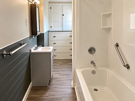 5th image of 219 Main St #1