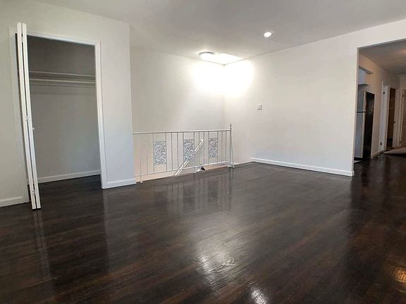 3rd image of 702 Warwick St Floor 2