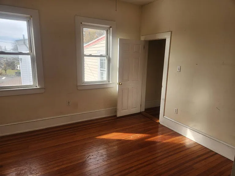 588 Railroad Ave #3 — Photo 4