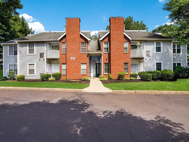 907 Diamond Dr — Photo 1