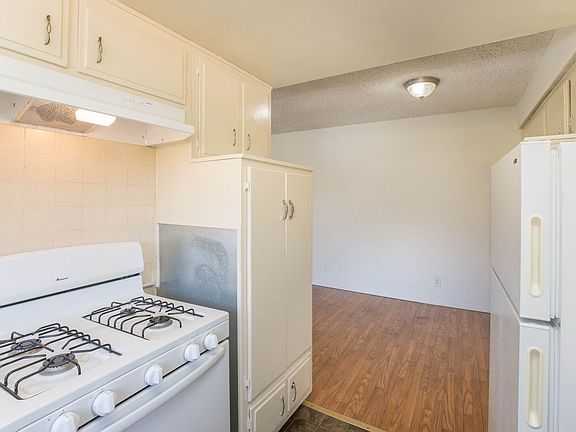 5th image of 963 S Barrington Ave #6