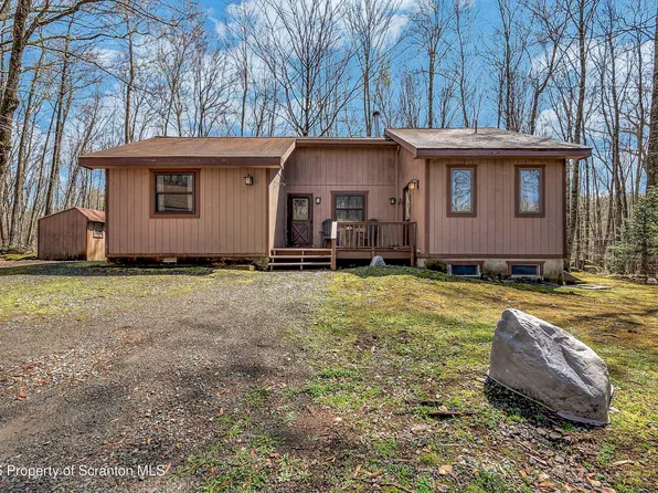 18 Oak Ln, Lake Ariel, PA 18436