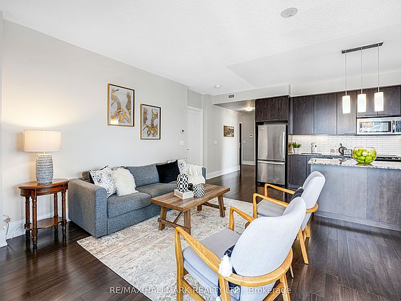 4th image of 70 Roehampton Ave #1621