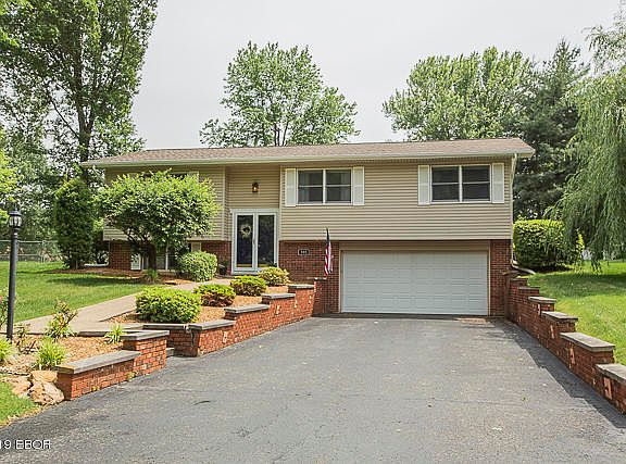2nd image of 905 Valley Dr