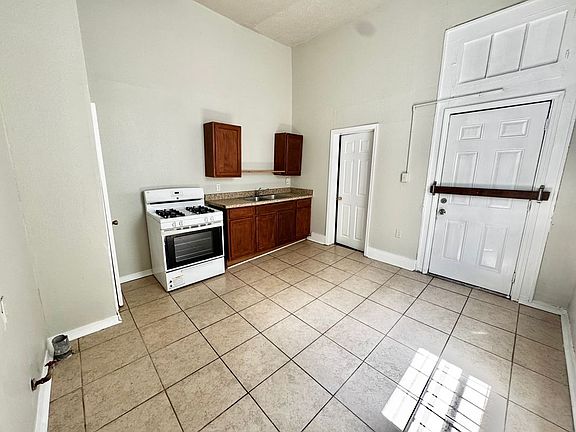 3rd image of 2237 Washington Ave
