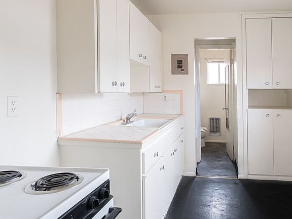 4th image of 2121 Gold Ave SE APT 15