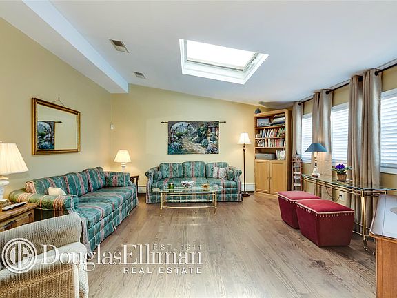 5th image of 28 Coachman Ln