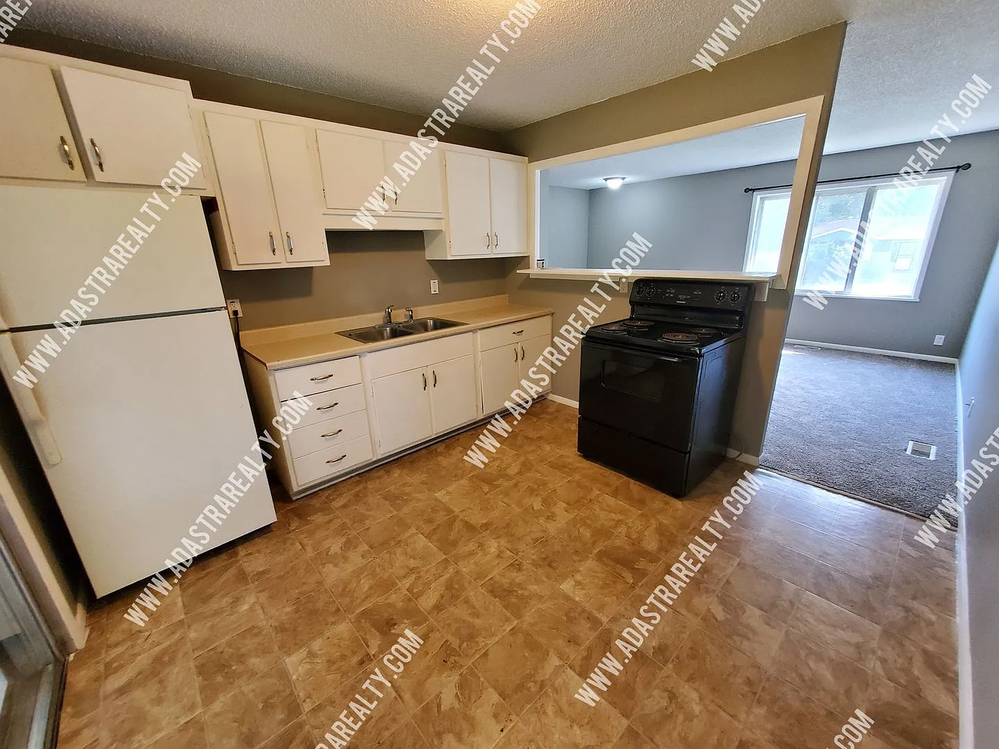 Spacious Home in Hickman Mills School District-Available NOW!! — Photo 3