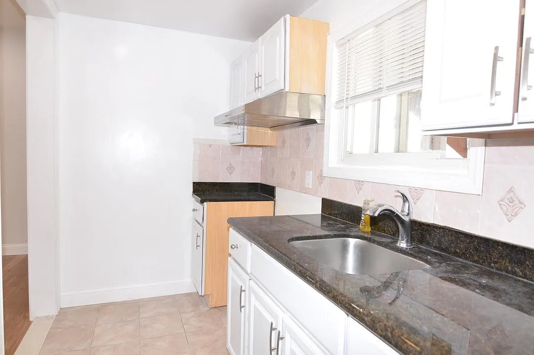 3 bed, 1400 sqft, $2,700 — Photo 2