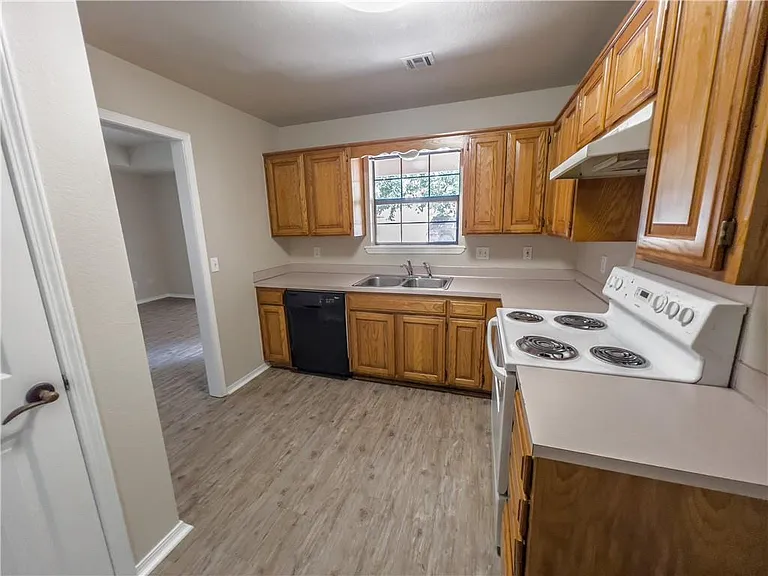 2020 S F St — Photo 3