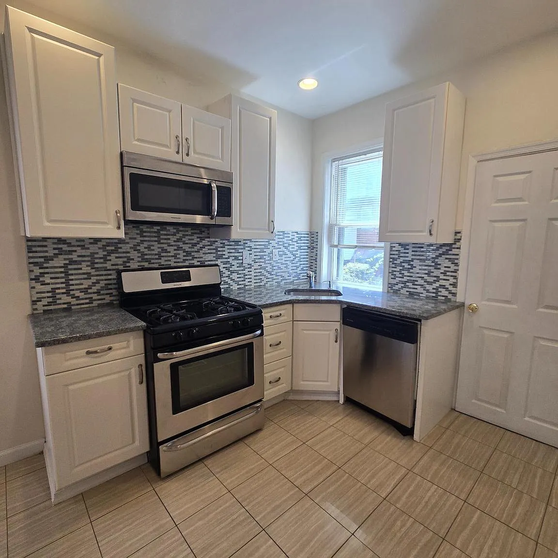 3 bed, 1.5 bath, 822 sqft, $1,800 — Photo 2