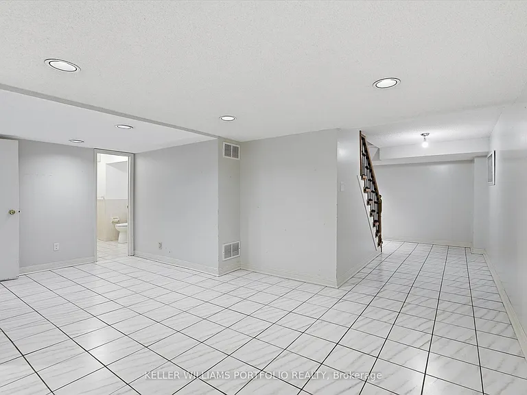 73 Jessica Gdns — Photo 37