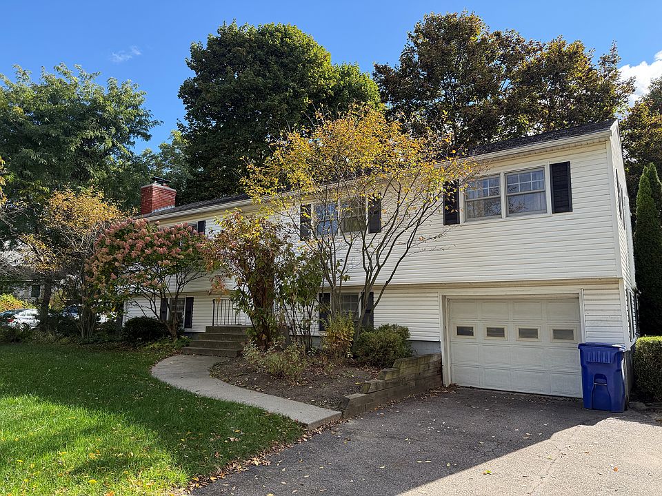 1st image of 7 Woodridge Dr