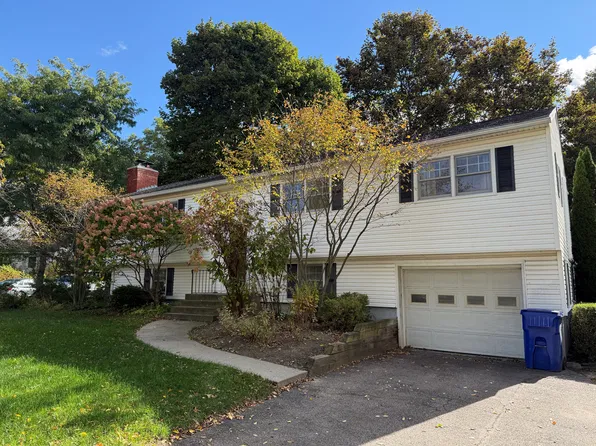 7 Woodridge Dr, Burlington, VT 05408