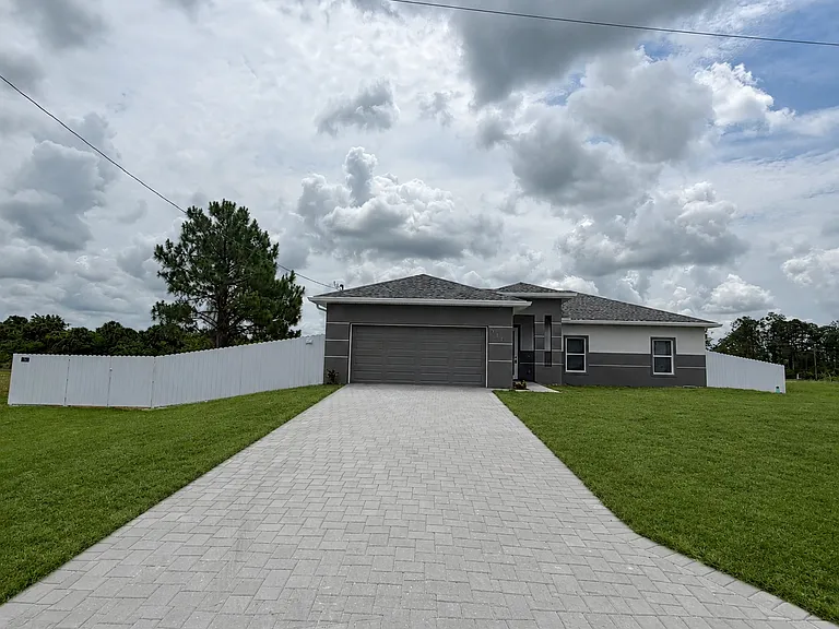 395 Chalet Ave S — Photo 1