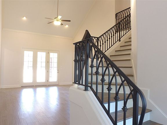 3rd image of 1065 Glenshee Dr
