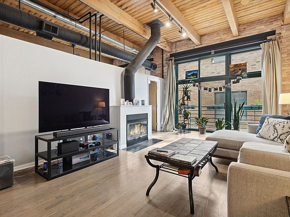 3rd image of 1737 N Paulina St #204