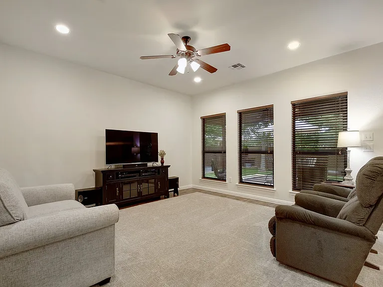 2251 Hazelwood Dr — Photo 2
