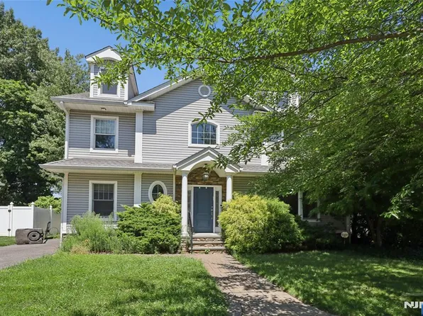 245 Carlton Ter, Teaneck, NJ 07666