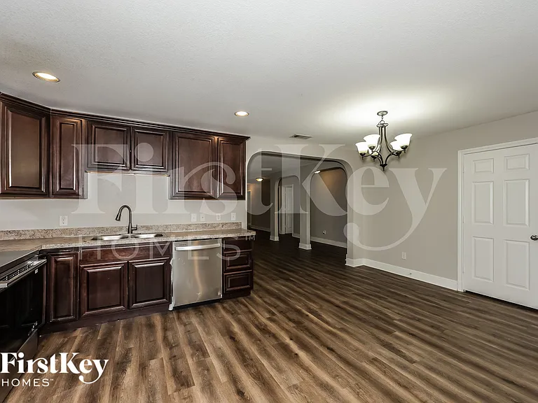 607 Lentisco Dr — Photo 8