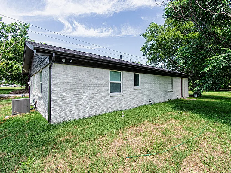 551 E Burks St — Photo 28