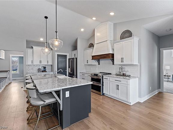 4th image of 482 Amberley Dr