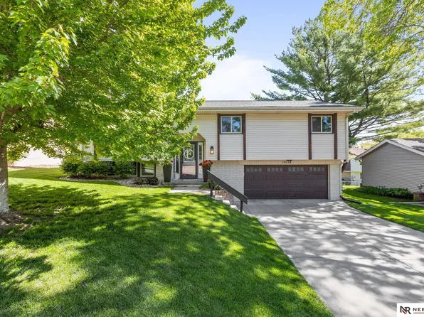 12118 Erskine Cir, Omaha, NE 68164
