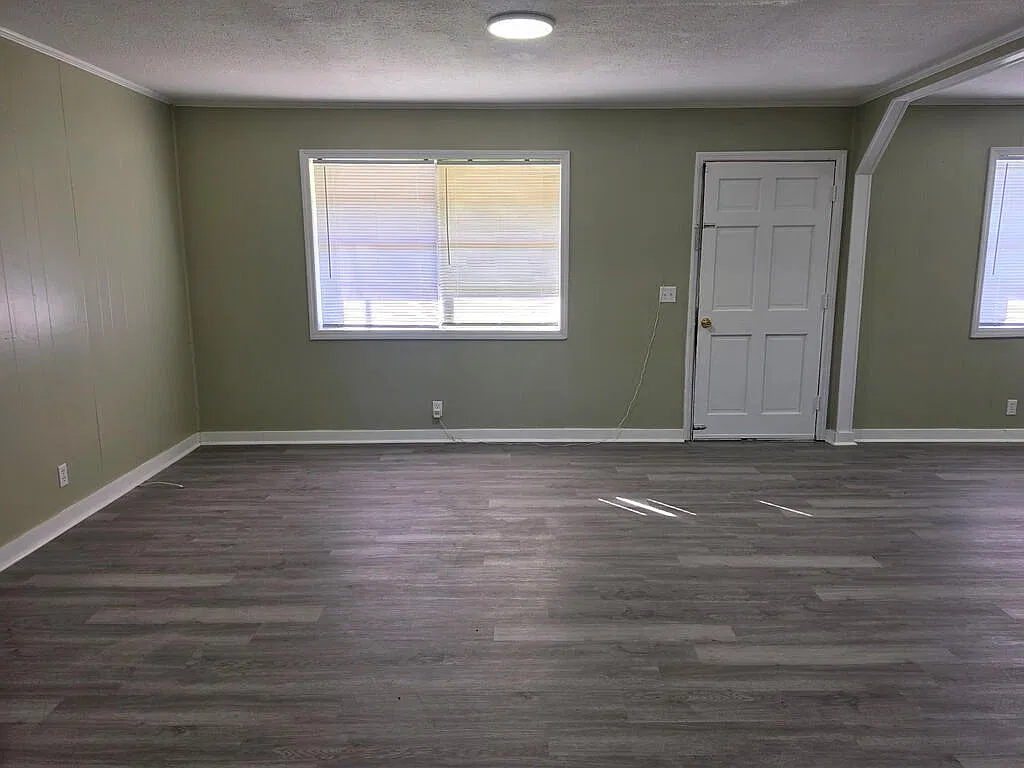 3 bed, 2.0 bath, 1292 sqft, $1,095 — Photo 2