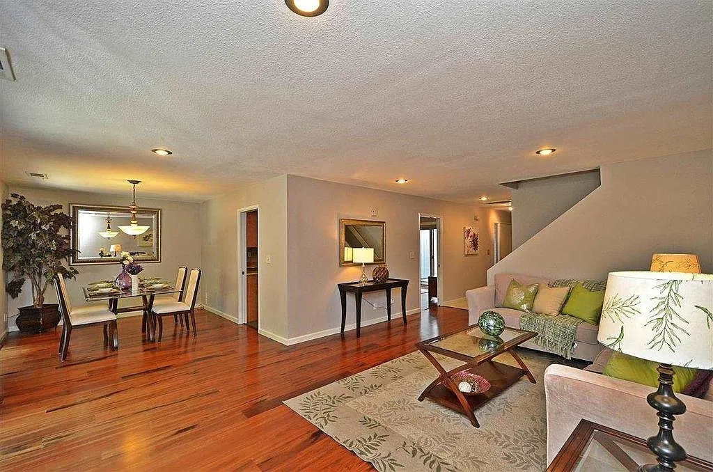 4 bed, 2.5 bath, 2047 sqft, $3,000 — Photo 3