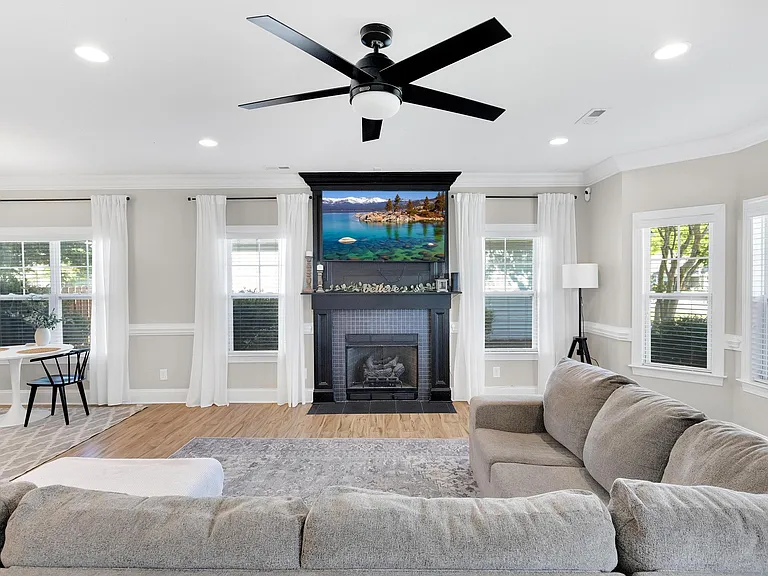 302 Huxton Ct — Photo 3