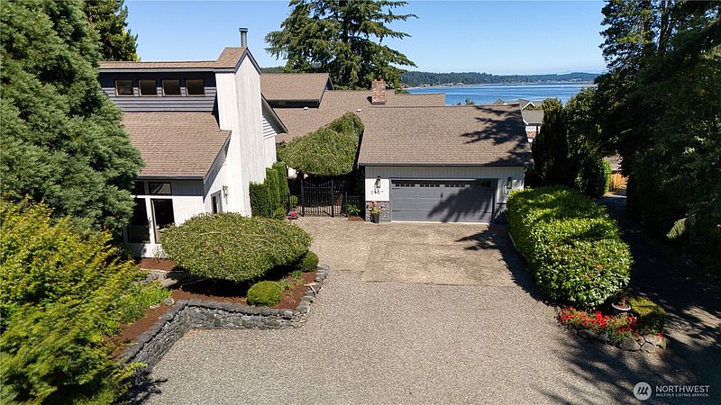 3rd image of 2827 Moorelands Drive NW