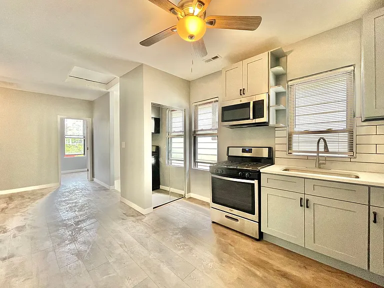 1833 W 21st St — Photo 11