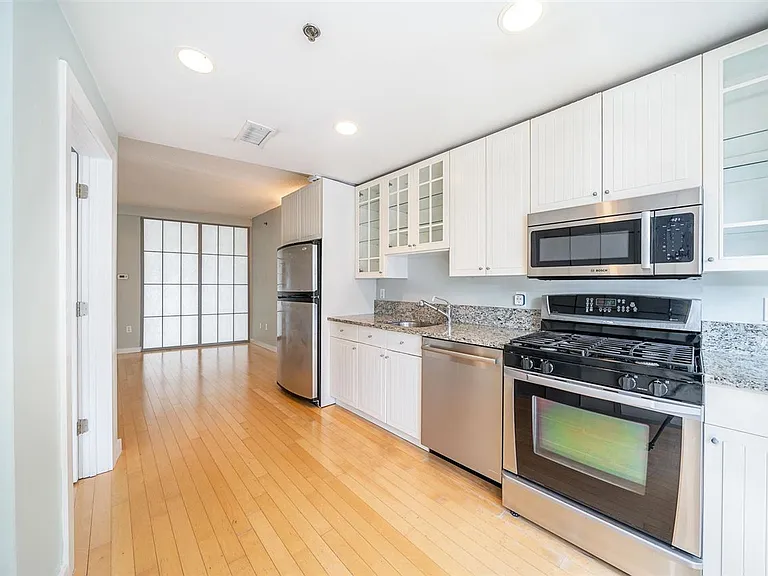 557 2nd St #4 — Photo 3