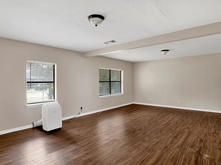 2802 W Gonzalez St — Photo 4