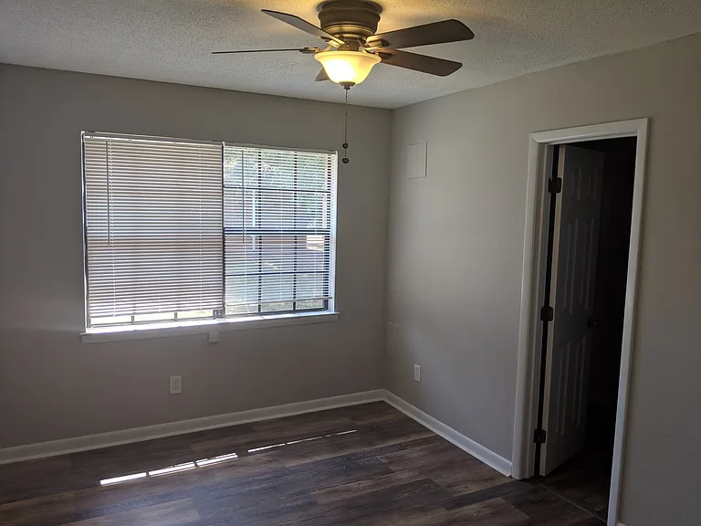 213 S Oak Ave — Photo 5