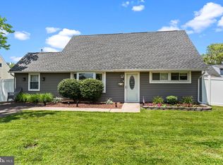 39 Queen Anne Rd, Levittown, PA 19057