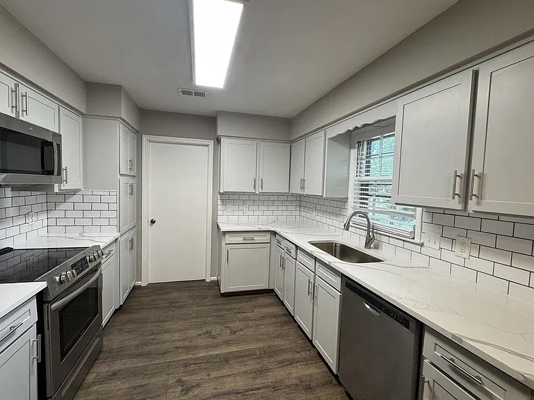 1915 Coventry Dr — Photo 9