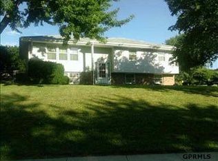 8102 Wildewood Dr, Omaha, NE 68127