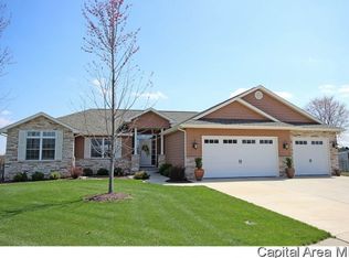 2104 Persimmon Ave, Chatham, IL 62629