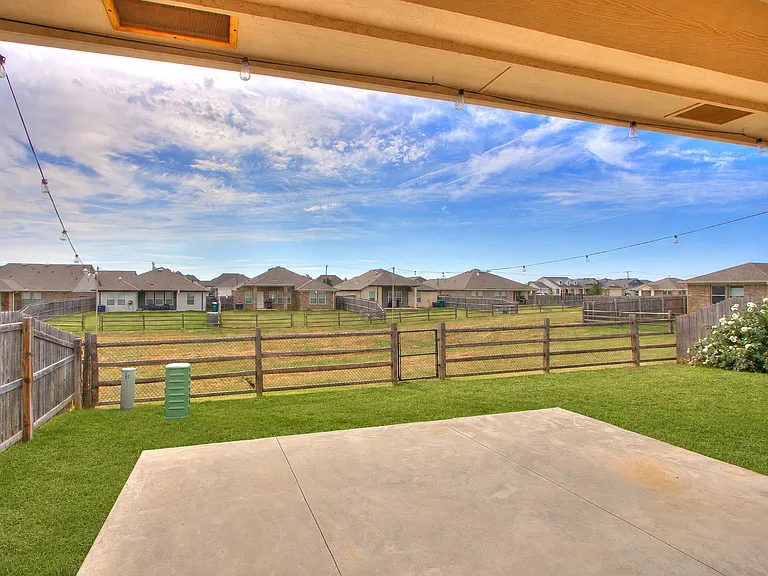 15704 Caney Dr — Photo 31