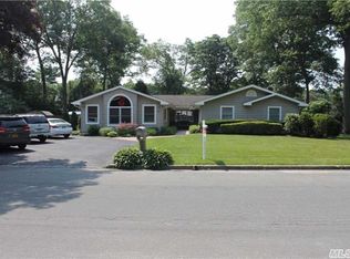 26 Whitmore Ln, Coram, NY 11727