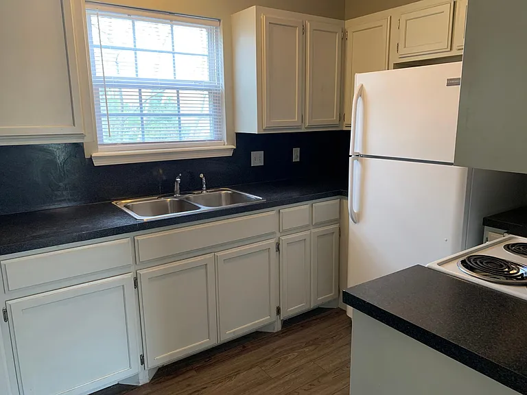 904 Sheryl St — Photo 4