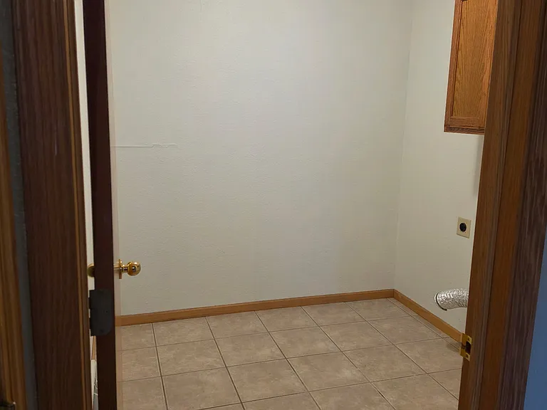1008 Georgene St — Photo 11