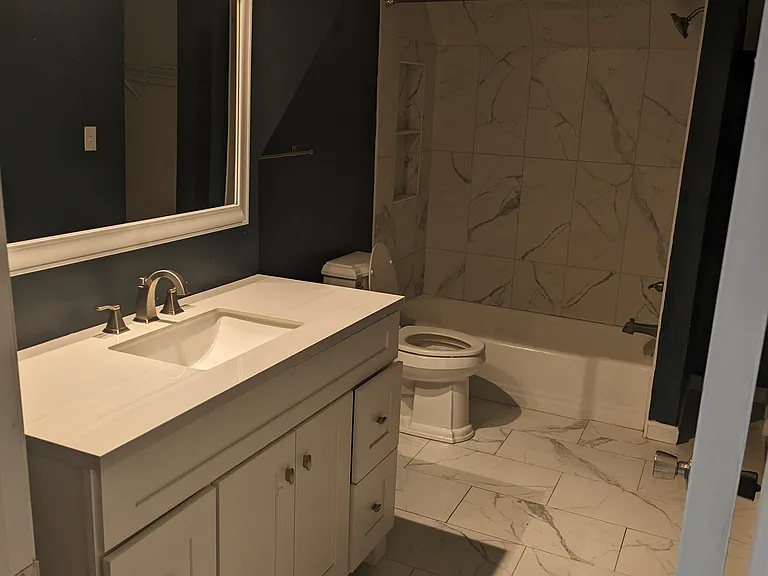 200 E Maxwell St — Photo 12
