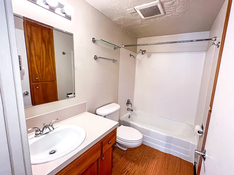 IRO Apartments — Photo 4