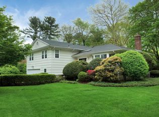30 Teakwood Ln, Roslyn, NY 11576