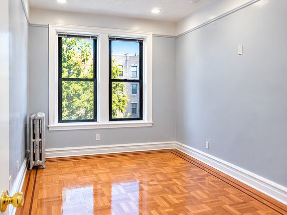 3rd image of 161 E 52nd St #2F