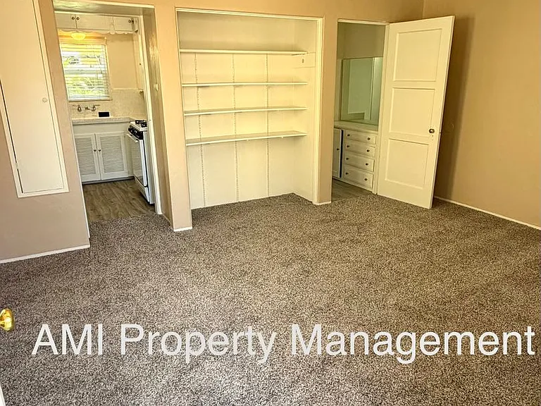 Studio Cottage in a Great Area! Move In Special $1000 Off 1st Month's Rent! — Photo 5