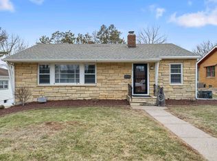 935 Indian Rdg, Dubuque, IA 52003