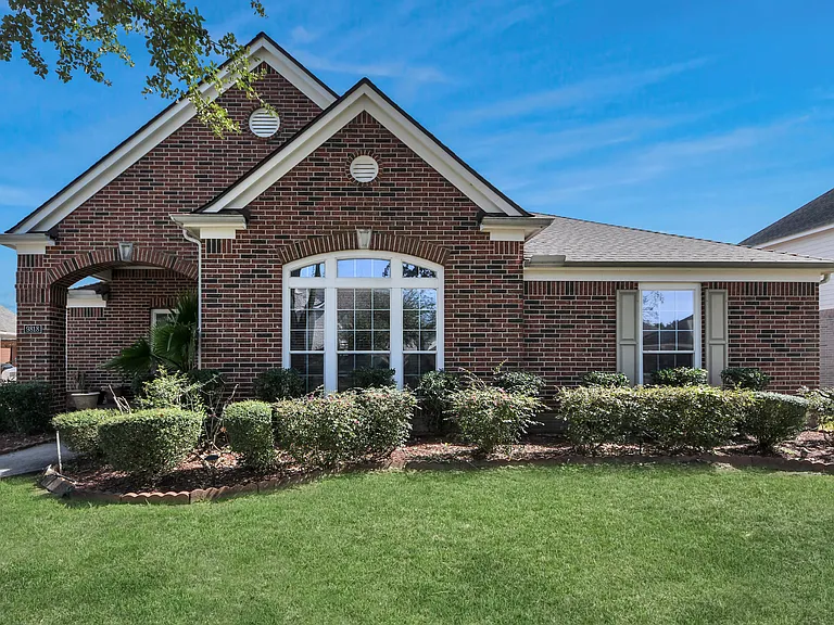 9818 Glassford Dr — Photo 2
